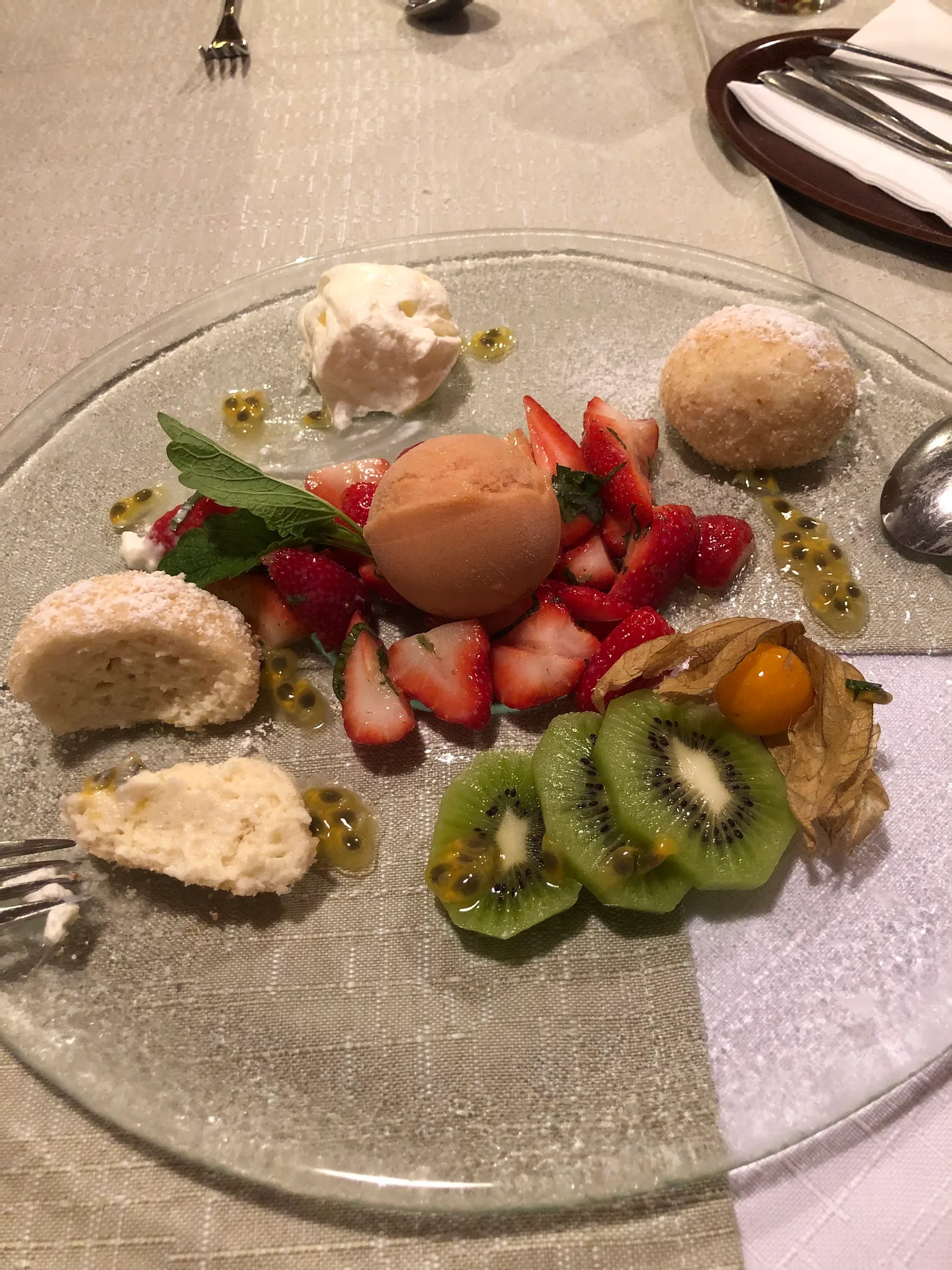 Dessertteller mit Topfenknödeln, Erdbeeren, Kiwi und Sorbet