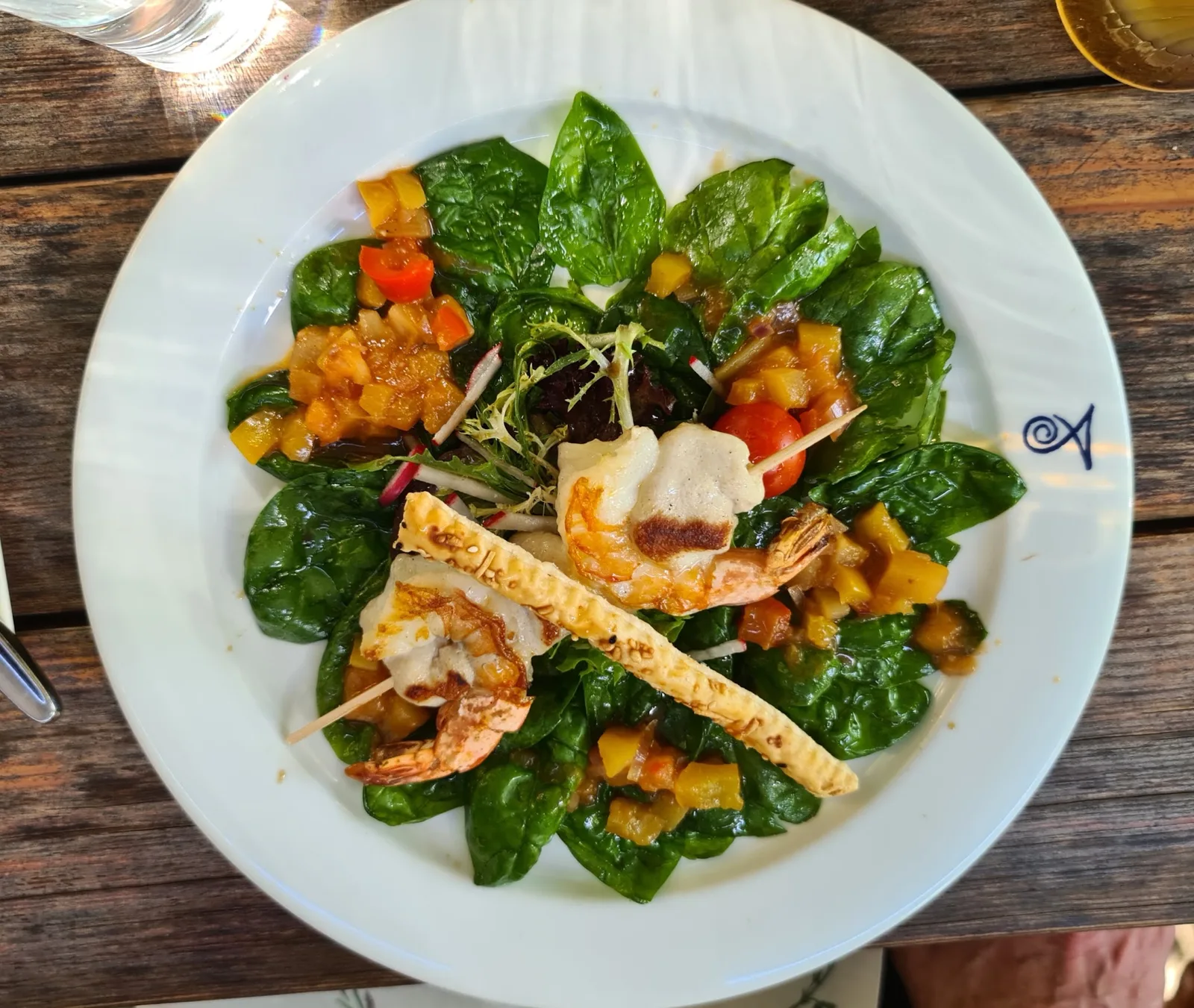 Blattsalat mit Garnelen- und Fischspieß, Chutney und einer Käsestange